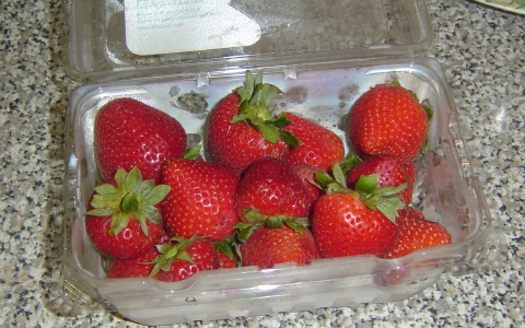 [box of pretty strawberries]